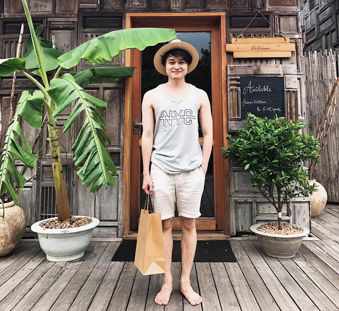 Ngay khi trở về từ chuyến đi Đài Loan đầy trải nghiệm thú vị, hoàng tử sơn ca Quang Vinh liền tới một resort nổi tiếng ở Côn Đảo, tìm đến cảm giác bình yên.