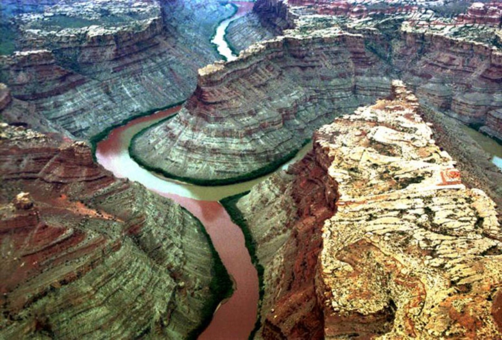 Hợp lưu của sông Green và sông Colorado ở Công viên quốc gia Canyonlands, Utah, Mỹ: Green là một dòng sông dài 1.170 km, được hình thành từ núi Wind River của dãy núi Rocky thuộc rừng quốc gia Bridger Teton (Sublette, Wyoming). Nó chảy theo hướng nam vào Utah, kết thúc tại ngã ba sông Colorado ở công viên Quốc gia Canyonlands thuộc Hạt San Juan. Ảnh: buzzhunt.co.uk.