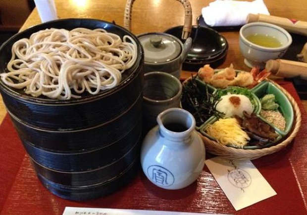 Rong biển xắt nhỏ, củ cải, hành, trứng, tempura tôm, nấm hương... là những thứ không thể thiếu khi ăn mì. Tùy theo mùa mà nhà hàng còn có thêm như tempura măng. Nước dùng chính là "linh hồn" của tô mì soba tại Honke Owariya. Tờ Japan Travel cho biết nước dùng mỳ tại đây được làm từ nguồn nước sạch nhất Kyoto.