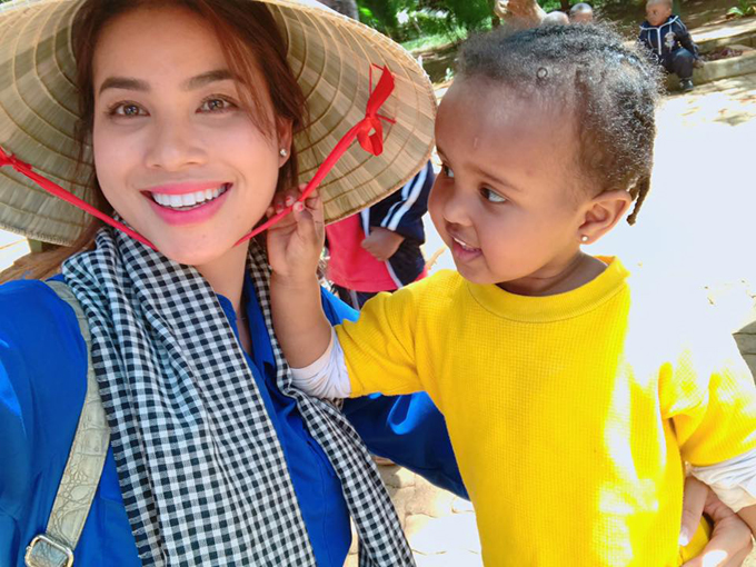 Kết hợp với chuyến công tác, Hoa hậu Phạm Hương có những ngày khám phá Kenya và giao lưu cùng các em nhỏ ở đất nước châu Phi.