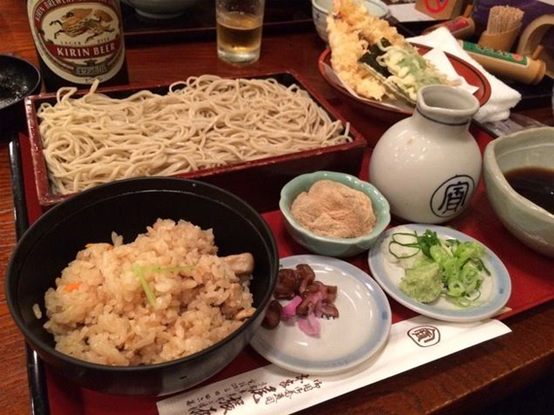 Menu tại nhà hàng có cả tiếng Anh. Hourai soba là món ăn đắt nhất trong menu với giá 3.024 Yen (gần 650.000 đồng), các món ăn khác có giá dao động từ 800 đến 1.100 Yên. Và điều đặc biệt nhất là những món bánh ngọt của nhà hàng từ thời mới thành lập vẫn còn được sản xuất làm món tráng miệng. 