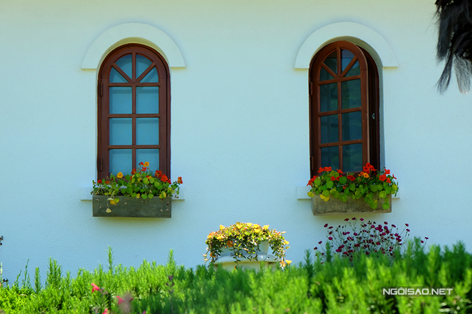 Những bậu cửa sổ trở nên thơ mộng hơn nhờ khóm hoa tươi rực rỡ. 