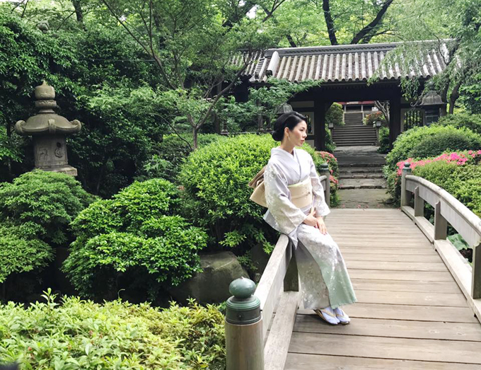 Lệ Quyên cùng ông xã "hâm nóng tình cảm" bằng chuyến du lịch Nhật, thăm Tokyo và Osaka. "Nữ hoàng nhạc Bolero" mặc kimono hóa thân thành một phụ nữ xinh đẹp xứ phù tang.