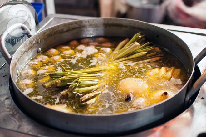 Nồi nước dùng tạo nên hương vị trứ danh cho món ăn truyền thống miền Trung của cô Mai.