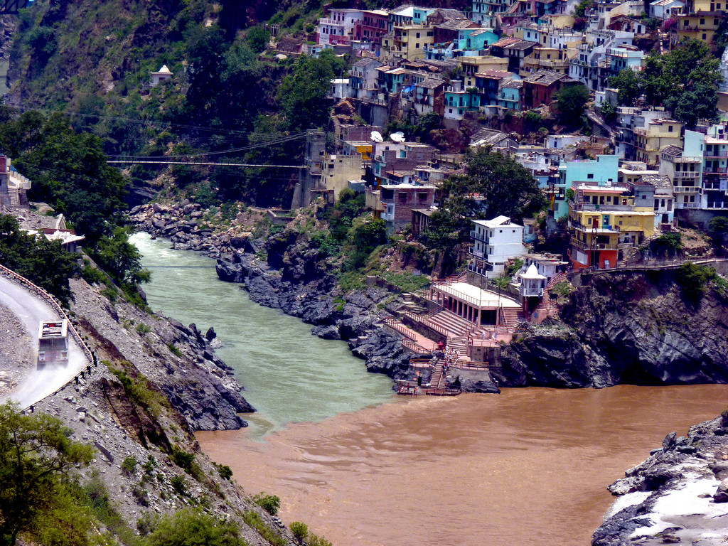 Ngã ba sông Alaknanda và Bhagirathi ở Devprayag, Ấn Độ: Devprayag là một thị trấn thuộc quận Tehri Garhwal, bang Uttarakhand, Ấn Độ. Đây là một trong những điểm hấp dẫn du khách vì có thể thấy rõ sự tương phản màu sắc của các con sông khi hòa chung một dòng. Ảnh: Archit Ratan/Flickr.