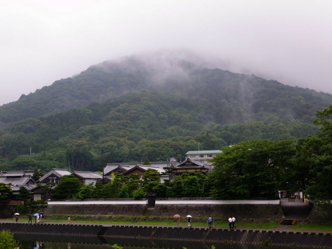 Đền Ise Grand, Nhật Bản: Khu đền linh thiêng này chỉ cho phép các linh mục và thành viên của Hoàng gia Nhật Bản. Tất cả mọi người phải chiêm ngưỡng vẻ đẹp của ngồi đền từ sau một vài hàng rào.