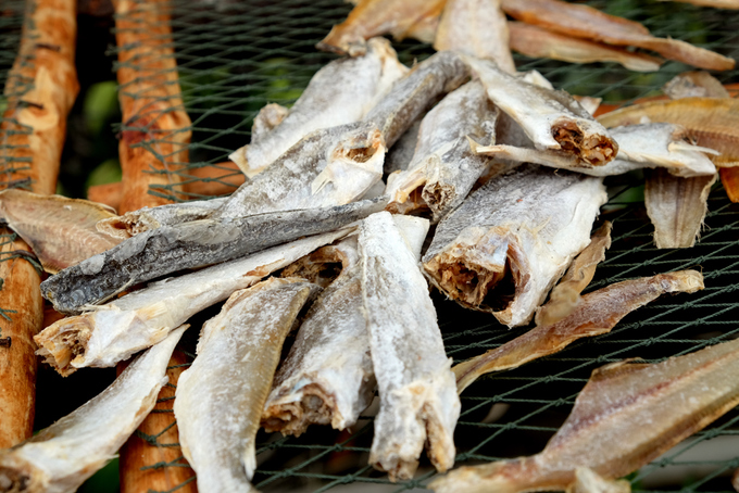 Cá đù cá hường tẩm nhiều muối mặn chát vẫn được nhiều người chọn mua bởi giá rẻ. Muốn ăn phải ngâm nước xả mặn, chiên giòn với giấm đường. 