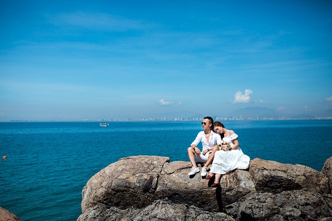 Chụp ảnh cưới tại đàn bồ câu tại công viên biển Phạm Văn Đồng