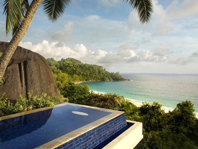Các bãi biển ở Seychelles (quốc gia ở Đông Phi) trải đầy các đá granite lớn, cát trắng mịn được công nhận là một trong những nơi có bờ biển đẹp nhất thế giới. Điều gì thú vị hơn khi được đắm mình giữa thiên nhiên trong bể bơi vô cực của Banyan Tree Seychelles nằm trên một sườn đồi và thưởng thức ly cocktail yêu thích. Ảnh: Banyan Tree Seychelles. 