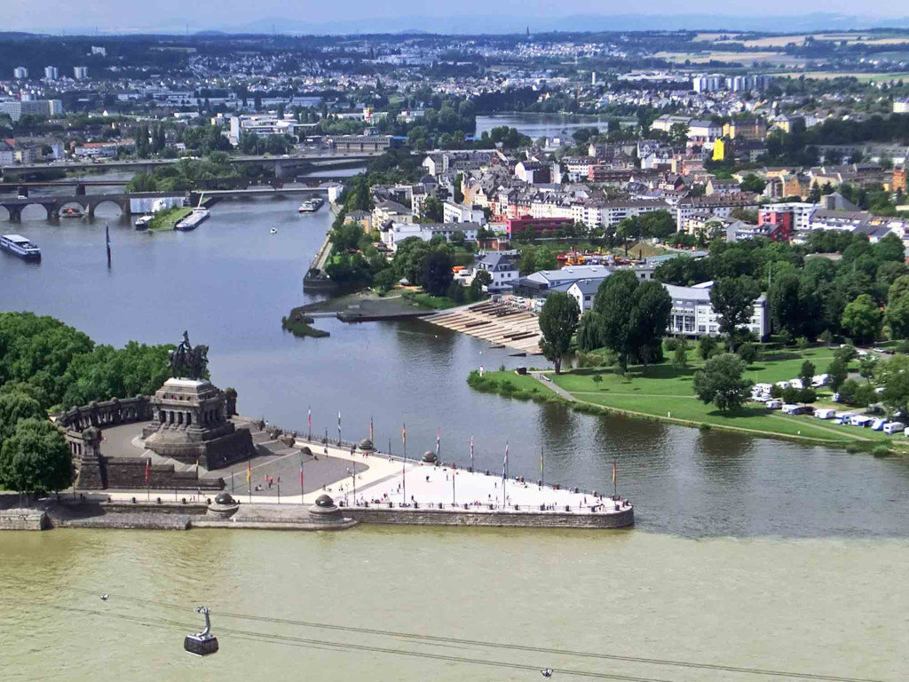 Hợp lưu sông Mosel và sông Rhine, Đức: Tại thành phố Koblenz của Đức, sông Mosel chảy vào sông Rhine. Hệ hống cáp treo giúp du khách có thể thưởng ngoạn trọn vẹn vẻ đẹp con sông cùng cảnh quan thành phố từ trên cao. Ảnh: Seniortravelexpert.com.