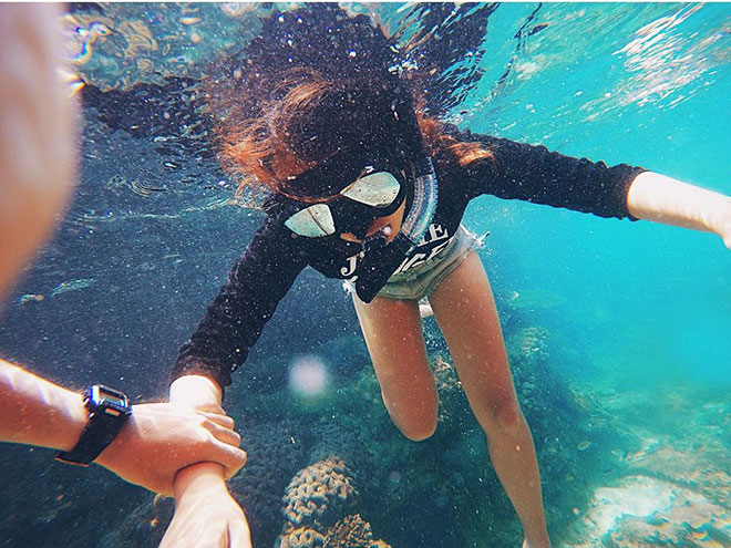 Chỉ cần úp mặt xuống nước, bạn sẽ thấy cả một thế giới san hô đầy màu sắc. Ảnh: F A U S T A on Instagram
