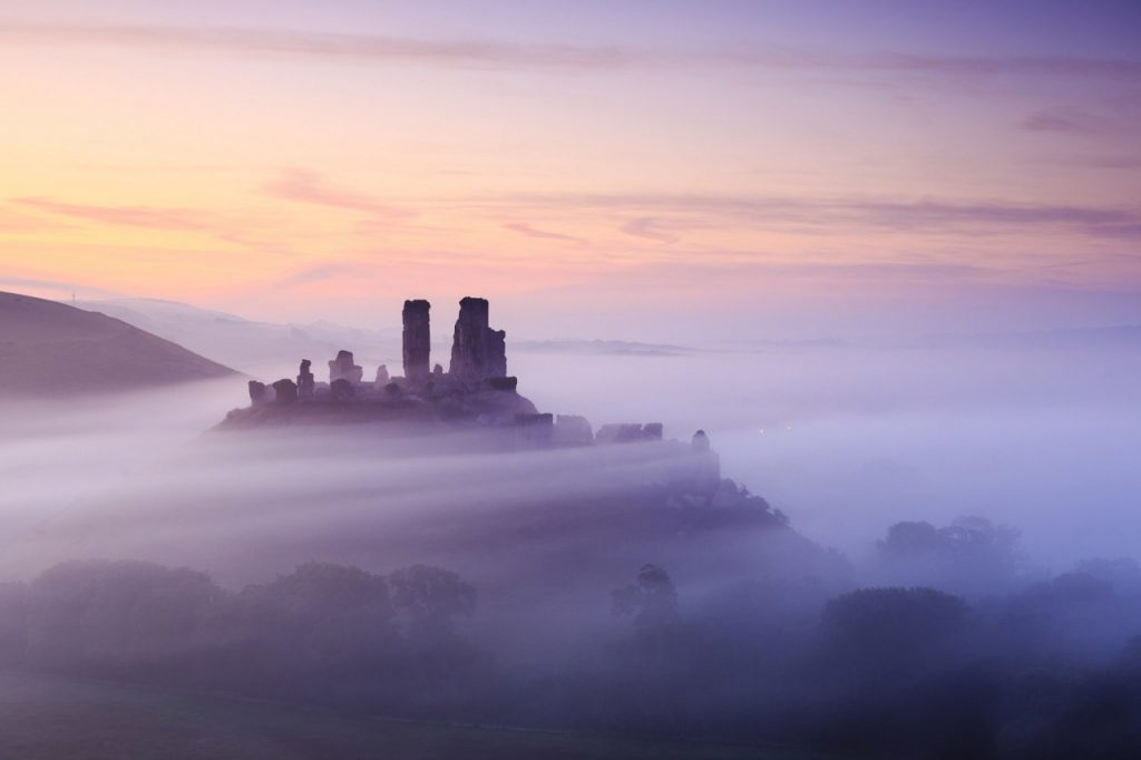 Bình minh trên lâu đài Corfe ở Dorset, Anh - Ảnh: Getty Images