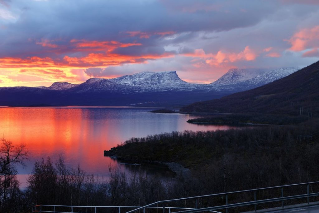 Bình minh huyền ảo ở vùng cực đông bắc Thụy Điển vào mùa đông - Ảnh: Shutterstock / Pommy.Anyani 