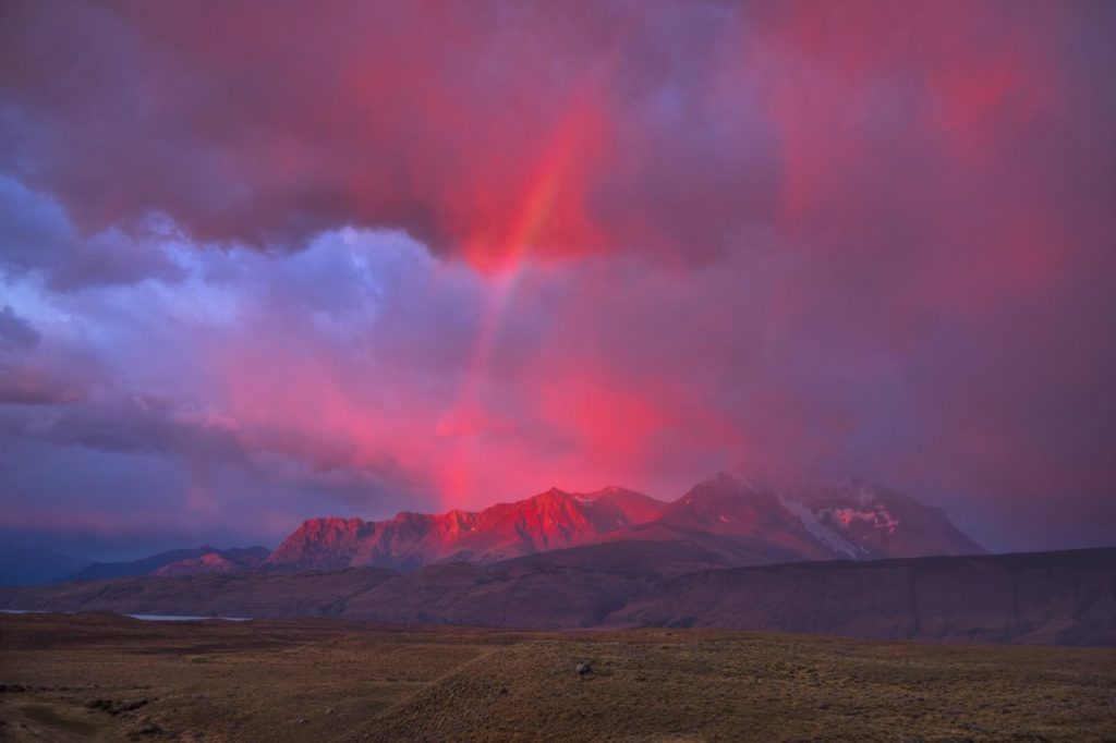 Cầu vồng lúc bình minh ở vùng Patagonia, Nam Mỹ - Ảnh: Getty Images/AWL Images RM 