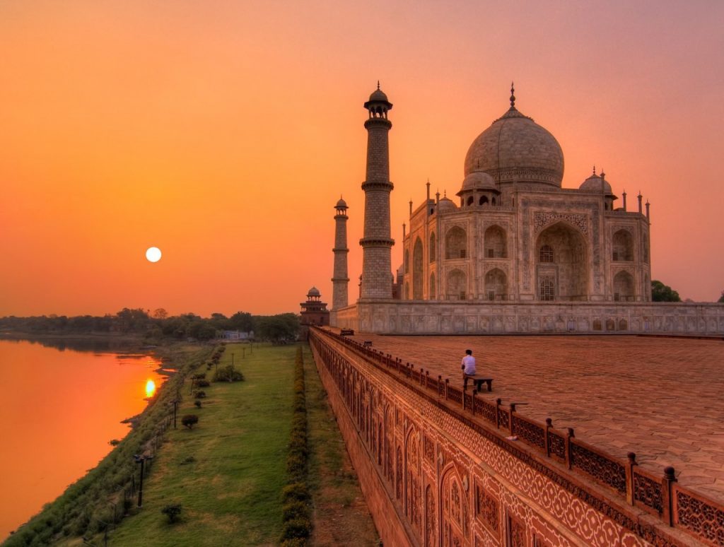 Khi đến những nơi có quá đông du khách như đền Taj Mahal ở Ấn Độ, bình minh là thời điểm tốt nhất để viếng thăm - Ảnh: Getty Images 