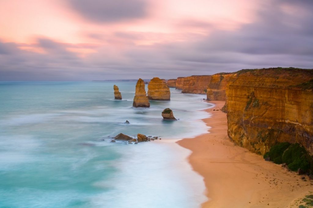 Đường Great Ocean Road đoạn gần Vườn Quốc gia Twelve Apostles Marine ở Úc là nơi lý tưởng để ngắm bình minh - Ảnh: Getty Images 