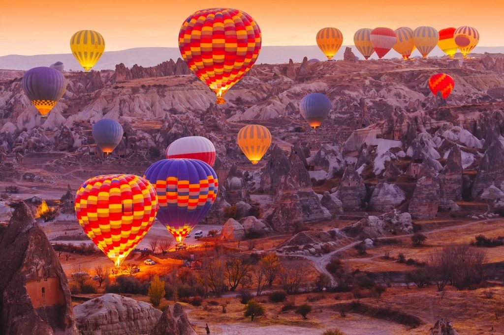 Ngắm bình minh trên núi Cappadocia, Thổ Nhĩ Kỳ từ khinh khí cầu - Ảnh: Shutterstock/Symonenko Viktoriia 