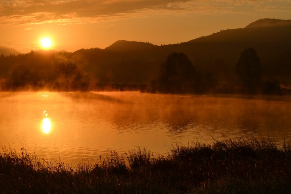 Mặt trời phản chiếu qua làn nước hồ 