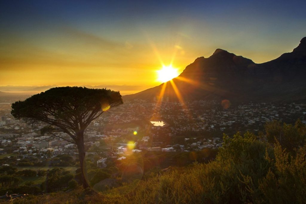 Cape Town, thành phố ở phía tây Nam Phi, nổi tiếng là một trong những điểm ngắm bình minh lý tưởng nhất thế giới - Ảnh: Getty Images 