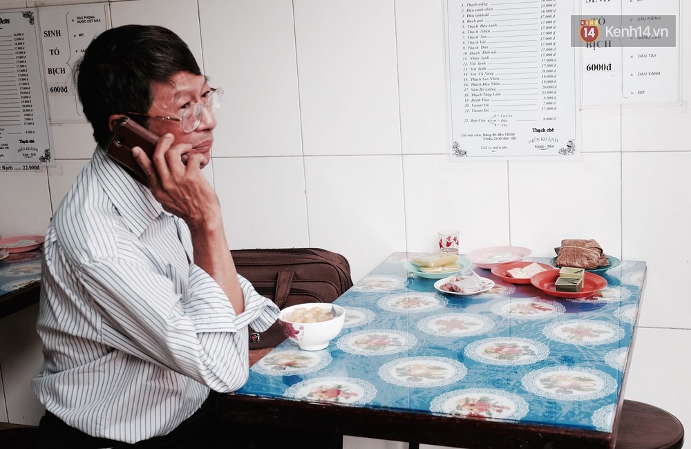 Ông Phú là khách hàng đã gắn bó với tiệm từ hàng chục năm nay. 