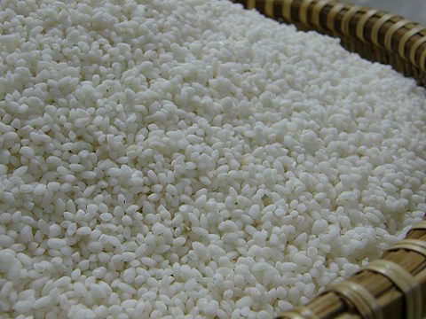 Nguyên liệu chủ yếu của món chè lam là gạo nếp cái hoa vàng