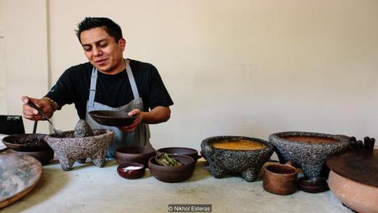 Đầu bếp Arellano chế biến món ngon từ kiến chicatana. Ảnh: BBC 