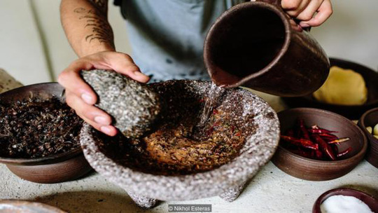 Các gia vị khác được trộn chung với kiến chicatana, tạo nên món ngon của vùng Oaxaca. Ảnh: BBC 