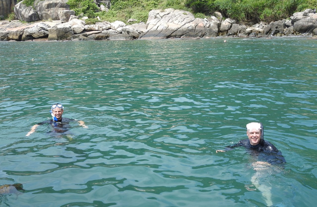 Du khách nước ngoài rất thích thú lặn ngắm san hô ở đảo Cù Lao Chàm Ảnh: V.Hùng 