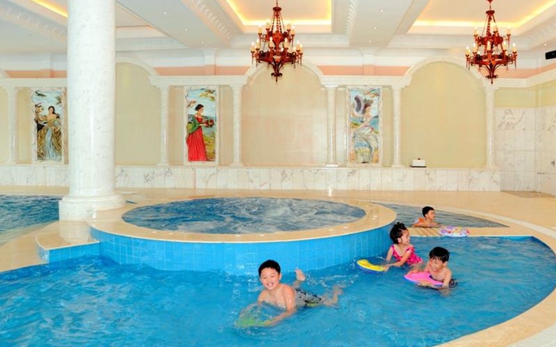 Hồ bơi nước ấm trong nhà thích hợp cho thời tiết Đà Lạt