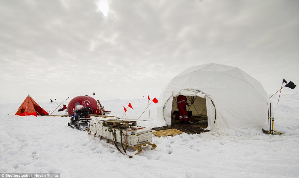 Nam Cực là một trong những khu vực còn lại cuối cùng trên thế giới chưa bị khai thác du lịch. Một số hành khách đi tàu ngang qua khu vực này có thể cắm trại qua đêm tại đây, trong khi các nhà nghiên cứu khoa học có thể ở hàng tháng. 