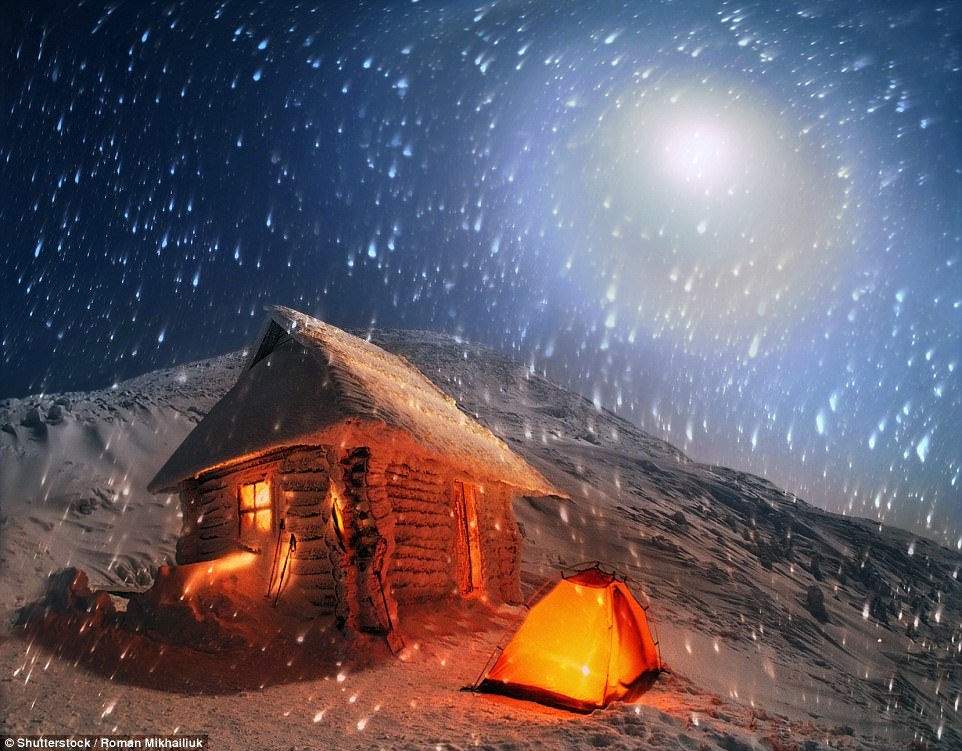 Khung cảnh ngoạn mục này được chụp tại Hoverla, ngọn núi cao nhất ở Ukraine. Du khách thường cắm trại trong những chiếc lều nhỏ hoặc tham gia những cuộc săn bắn và ngắm dải ngân hà vào ban đêm. 