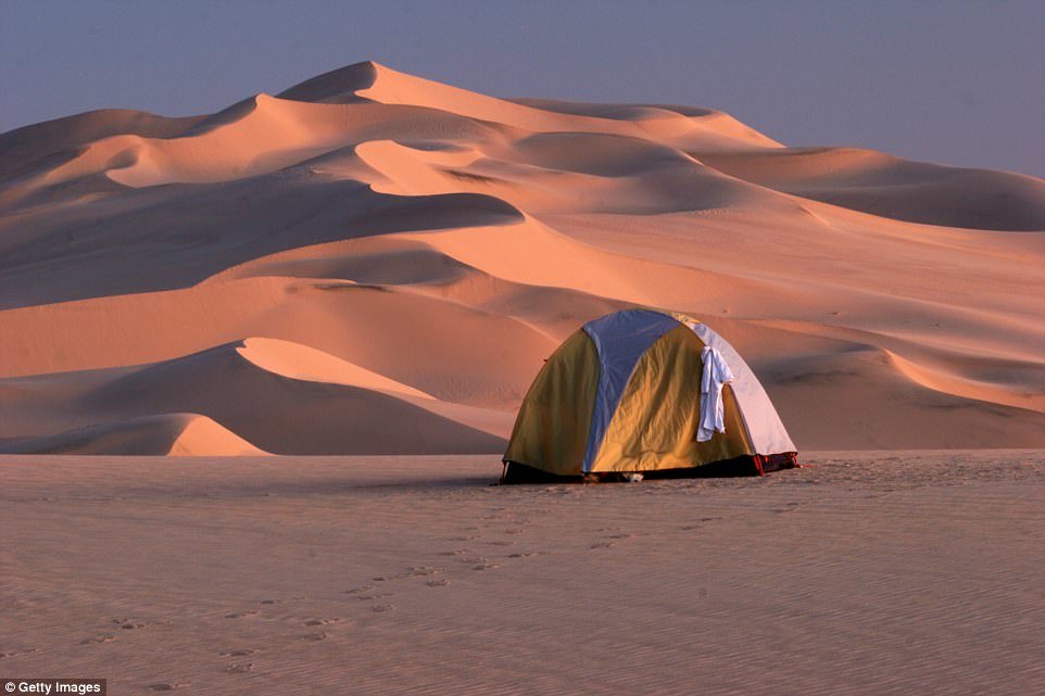 Những người cắm trại thích cảm giác tách biệt với thế giới bên ngoài có thể dựng lều tại khu vực Erg Admer nằm trong sa mạc Sahara ở châu Phi. 