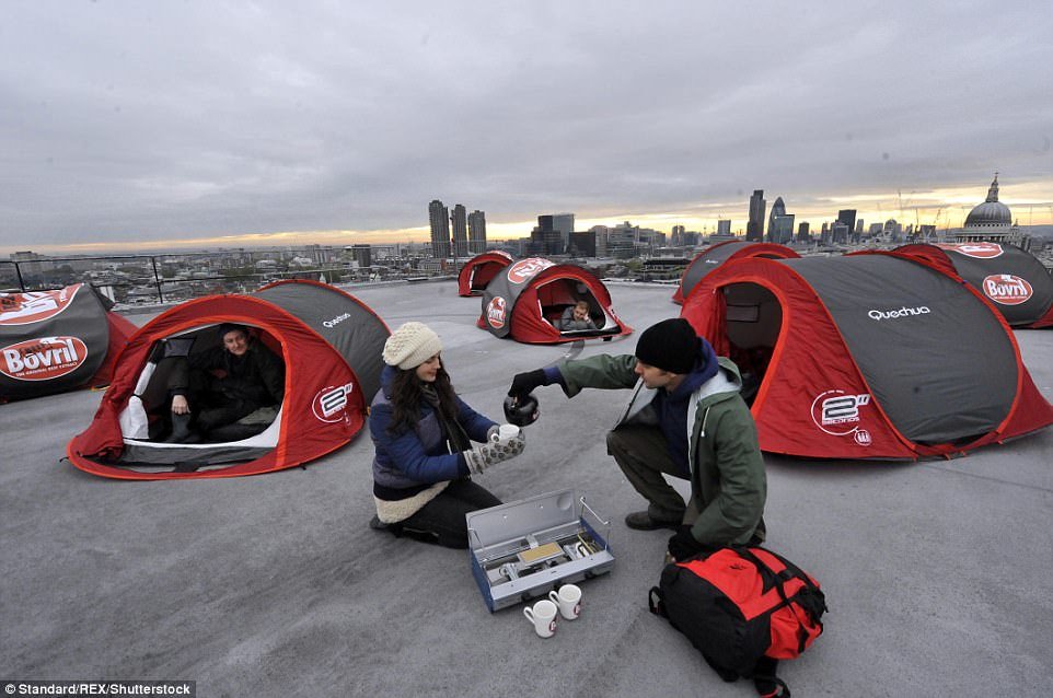 Năm 2009, hãng sản xuất đồ uống Bovril đã lập khu cắm trại trên đỉnh tòa nhà cao tầng ở trung tâm London, nơi du khách được ngắm cảnh mặt trời mọc ở độ cao 70 mét. 