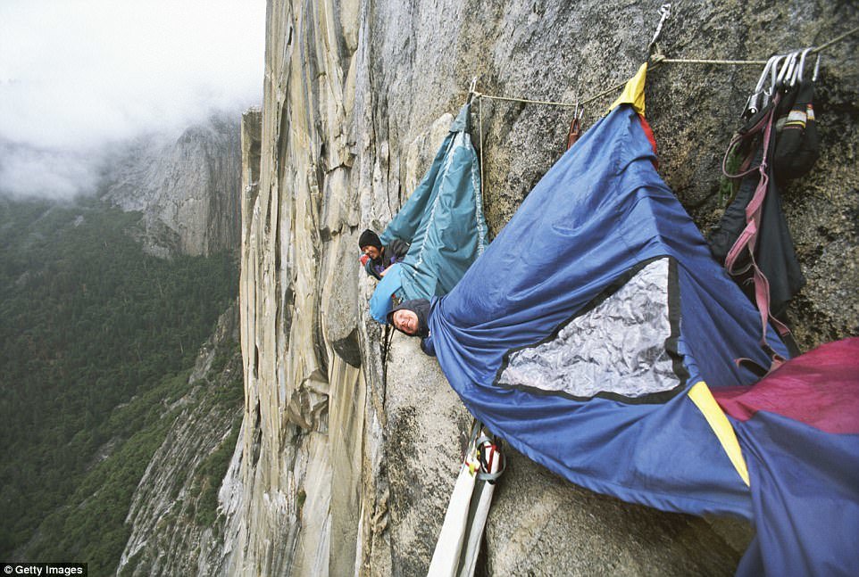 Trong Công viên Quốc gia Yosemite ở California, các nhà thám hiểm bất chấp nguy hiểm để ngủ trong những chiếc lều treo trên vách đá cheo leo. 