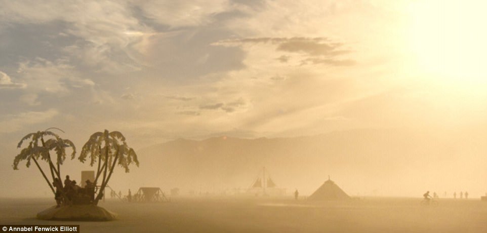 Một trong những cảm giác phấn khích nhất là dựng lều tại Burning Man và cùng hàng ngàn người cắm trại khác đương đầu với những cơn bão bụi khổng lồ. 