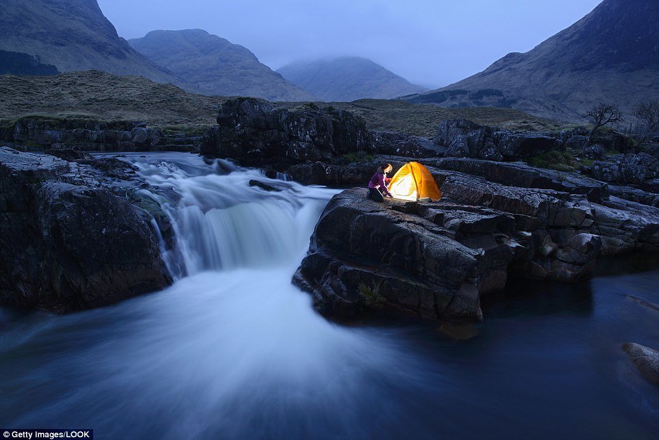 Khung cảnh huyền bí này hẳn phải khiến bất kỳ ai sắp du lịch đến vùng cao nguyên Scotland phải mê mẩn. Hãy thử một lần cắm trại ở đây để trải nghiệm cảm giác hòa mình cùng thiên nhiên.