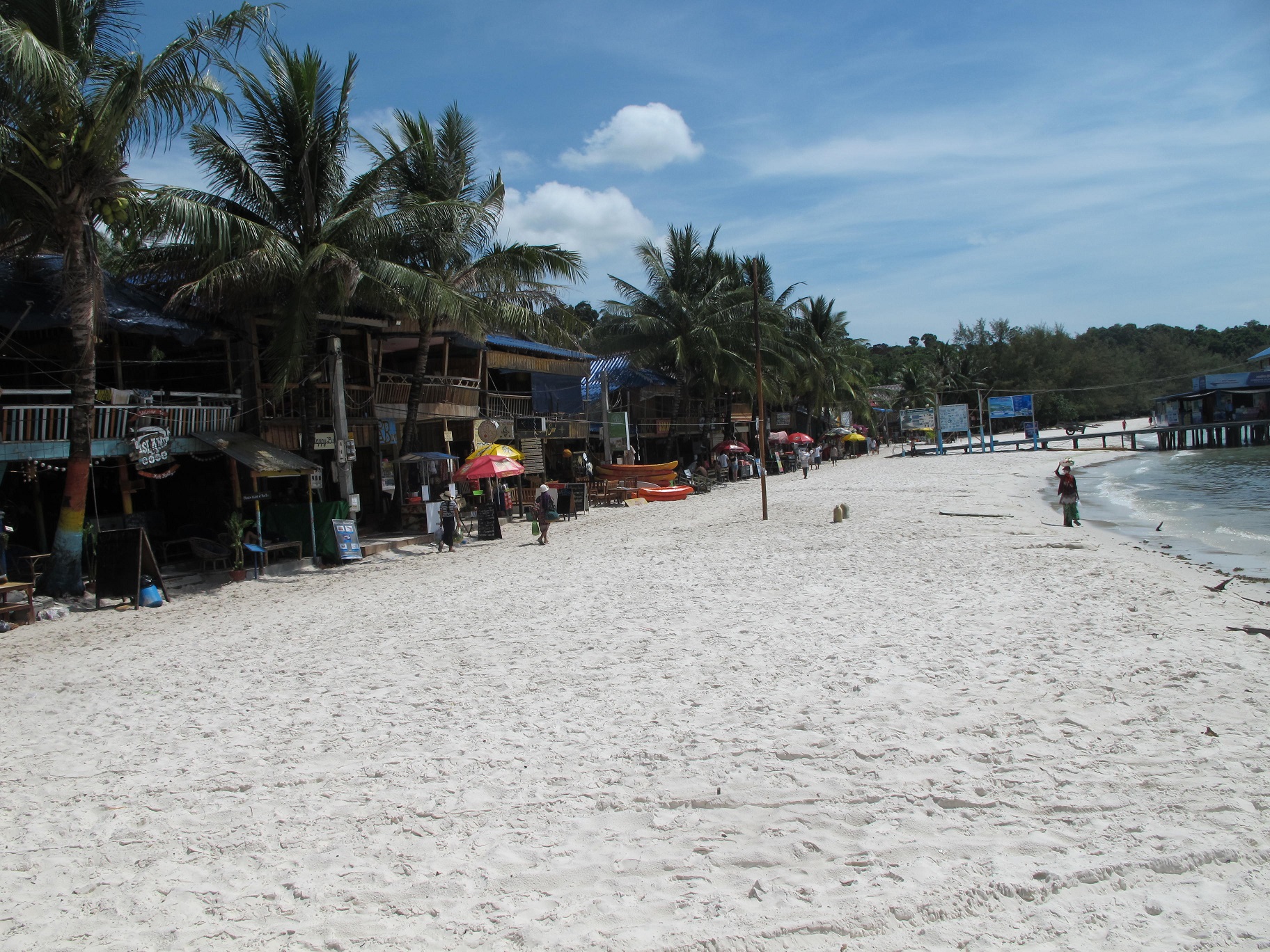 Đảo Koh Rong nhộn nhịp với nhiều dịch vụ hơn so với đảo Koh Rong Saloem - Ảnh: K.N 