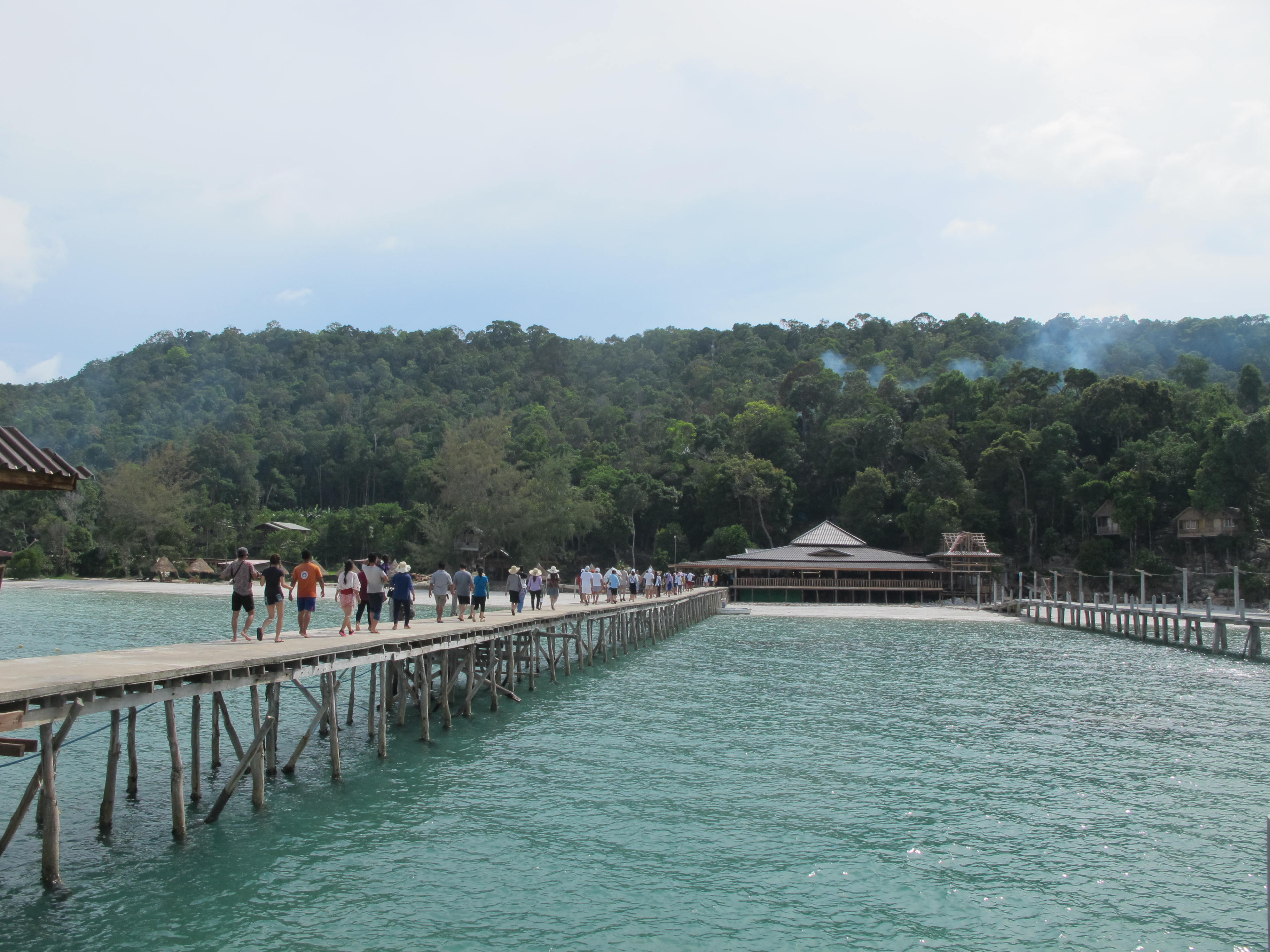 Rất đông du khách đến đảo Koh Rong Saloem - Ảnh: K.N 