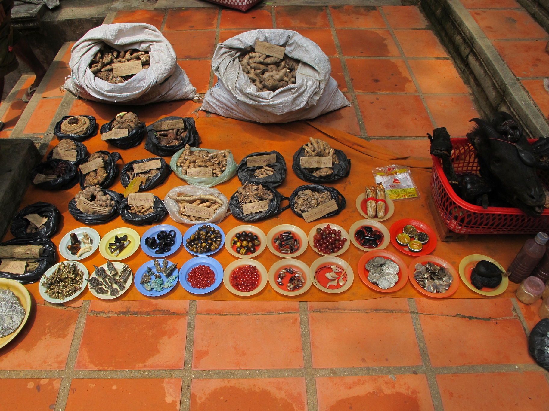 Một số món đồ được bày bán trên đường lên và xuống chùa Paang Thom - Ảnh: K.N 