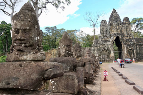 Một cổng vào Angkor Thom.