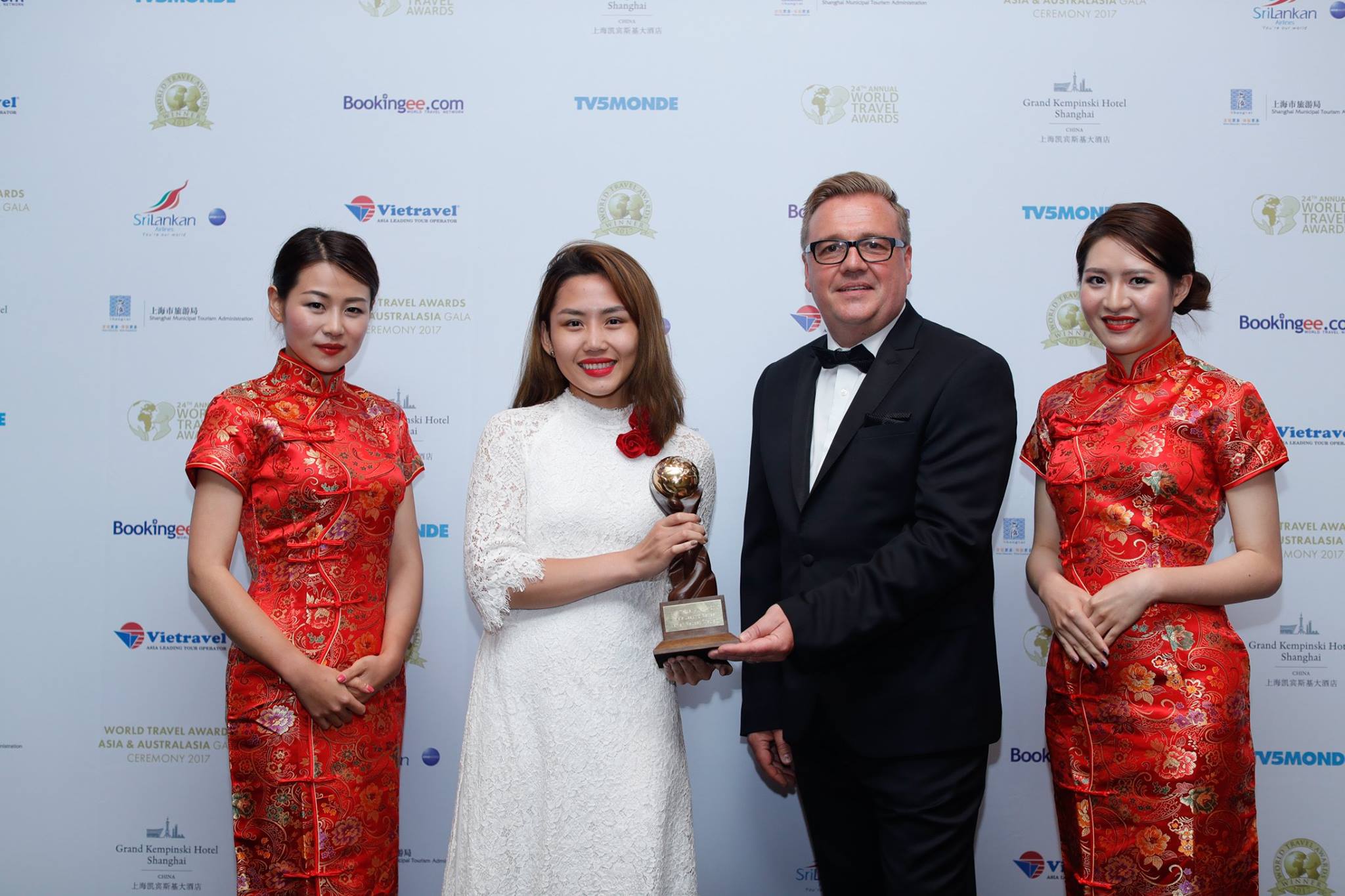 Đại diện Naman Retreat nhận giải thưởng Khu nghỉ dưỡng hàng đầu Châu Á 