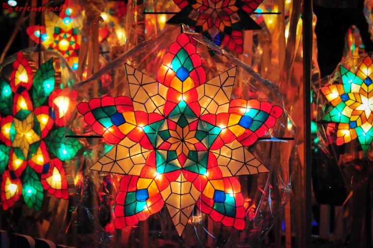 Parol (mẫu đèn lồng hình sao truyền thống của Philippines) được cách điệu đầy màu sắc rực rỡ. 
