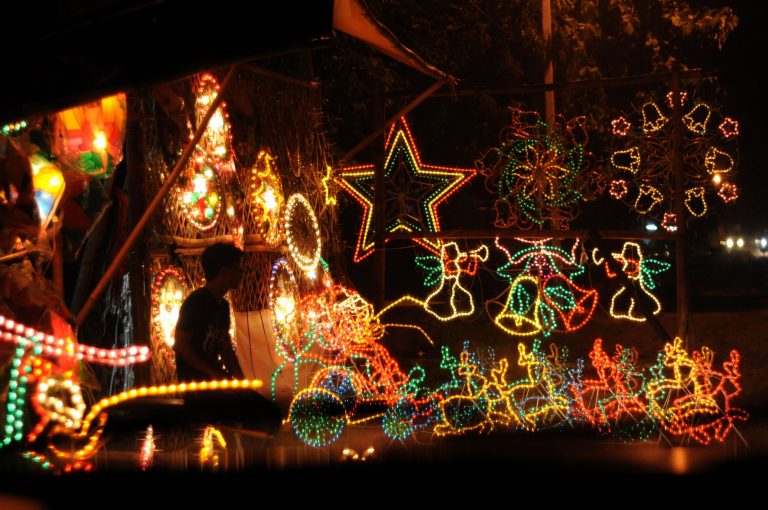 Ánh đèn led đủ màu trên đường phố Philippines nhân dịp Giáng sinh. 