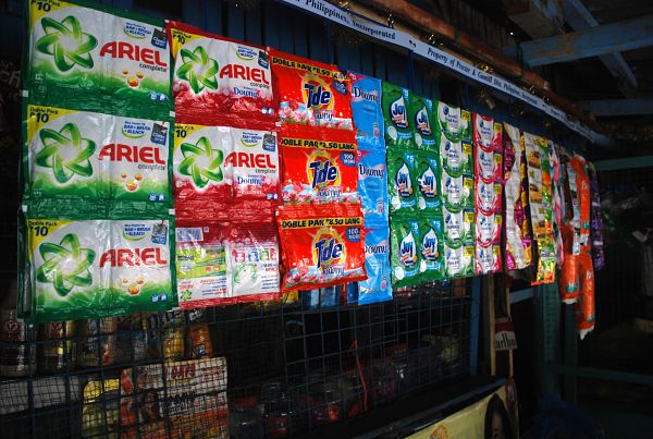 Những túi sản phẩm mini trong một cửa hàng sari-sari ở Philippines. 