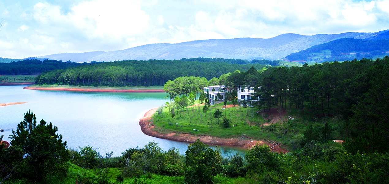 Resort nhìn ra hồ Tuyền Lâm xanh ngắt, lãng mạn