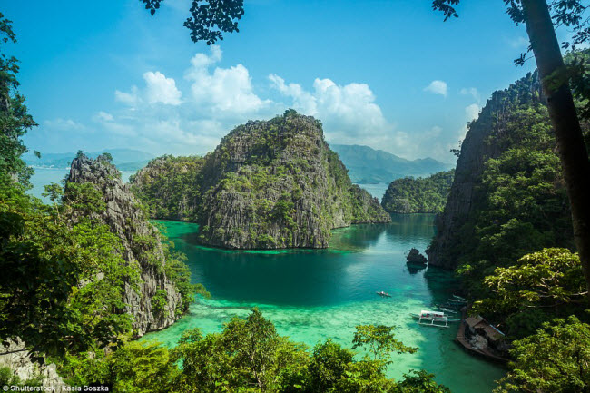 Tạp chí du lịch Travel + Leisure vừa công bố quần đảo Palawan ở Philippines là hòn đảo đẹp nhất năm 2017. Giải thưởng này được bình chọn dựa trên đánh giá của đọc giả về trải nghiểm du lịch trên khắp thế giới. 