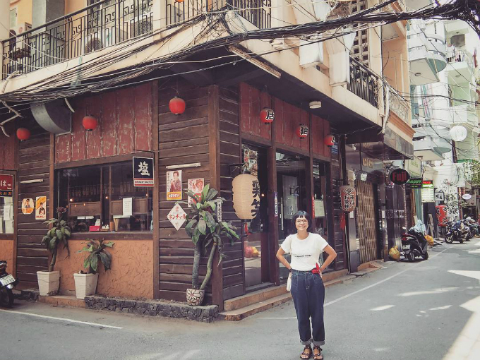 Giữa Sài Gòn huyên áo, đầy rẫy những nơi ăn chơi, bạn cũng có thể tìm cho mình một không gian yên bình mang đậm bản sắc Nhật Bản. Tọa lạc trong những con hẻm trên đường Lê Thánh Tôn - Thái Văn Lung, khu phố Nhật được giới ăn chơi gọi là "Japan Town" hay "Little Japan" của Sài Gòn. Ảnh: putkup