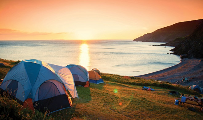 Cắm trại giúp bạn hòa mình với thiên nhiên.