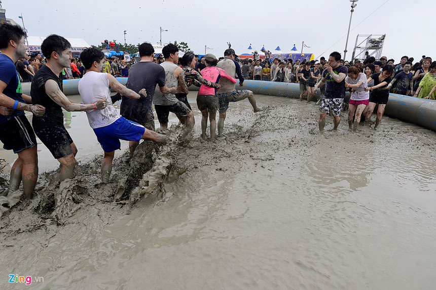 Lễ hội tắm bùn Boryeong tại bãi biển Daecheon, TP Boryeong, tỉnh Chungnam (Hàn Quốc) thu hút hàng triệu khách du lịch trên thế giới đến vui chơi mỗi năm. Theo thống kê của Tổng cục Du lịch Hàn Quốc, năm 2016 có 6 triệu lượt người tham gia.
