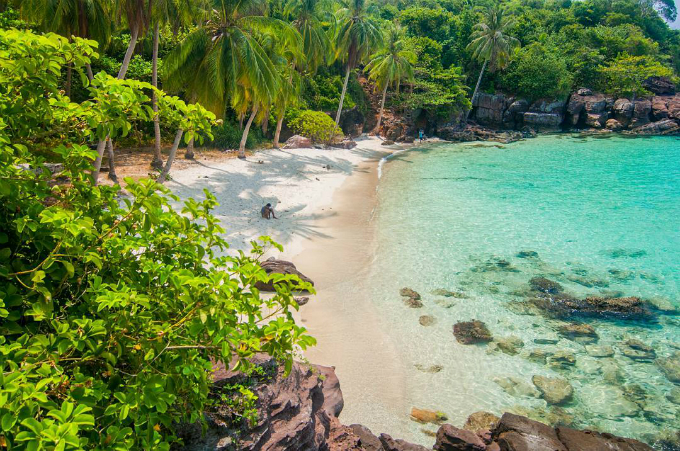 Hòn Móng Tay được mệnh danh là "tiểu Maldives" của Việt Nam với làn nước biển xanh trong. Ảnh: dinhhangtravel